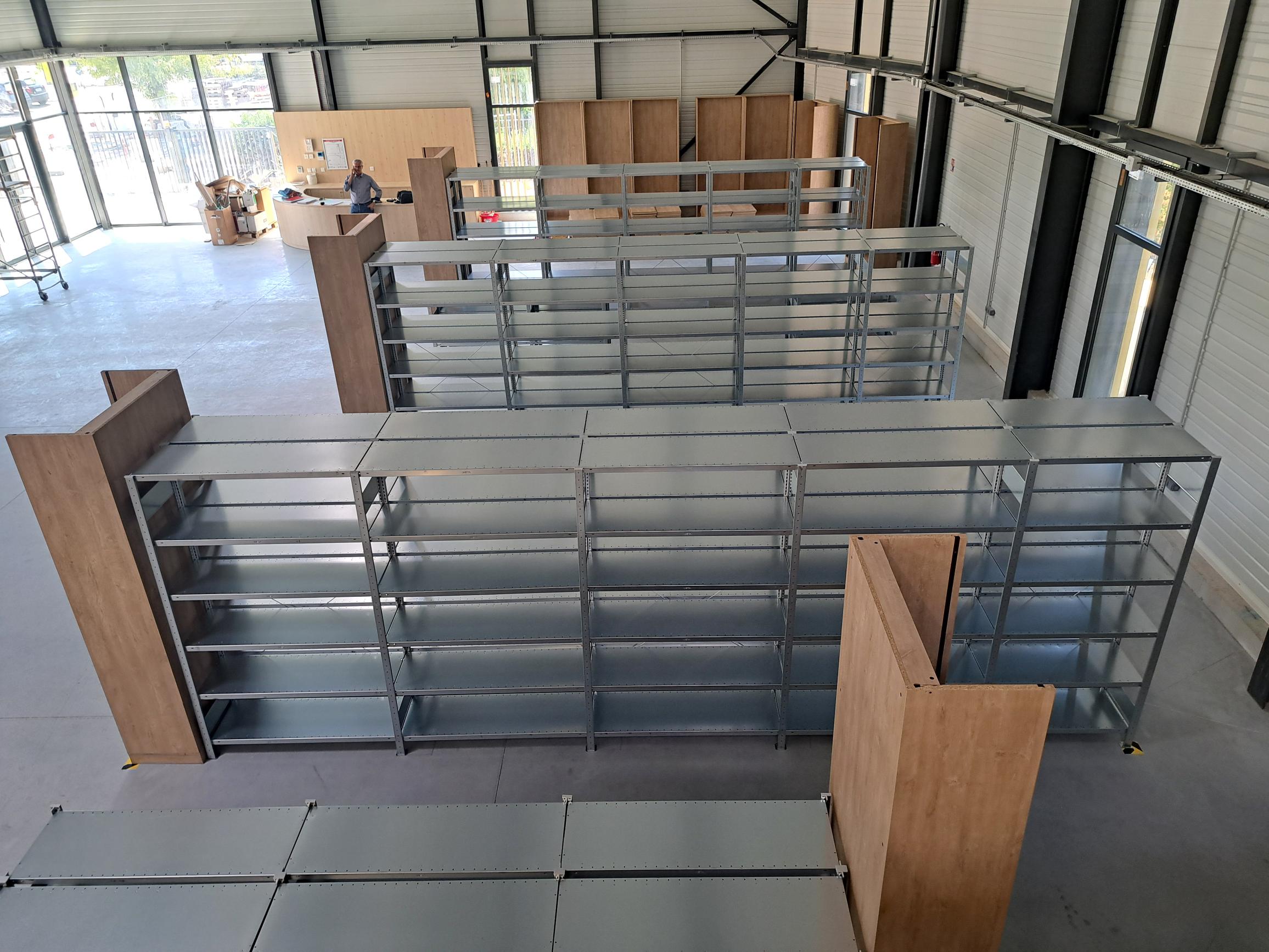 Rayonnage à tablettes