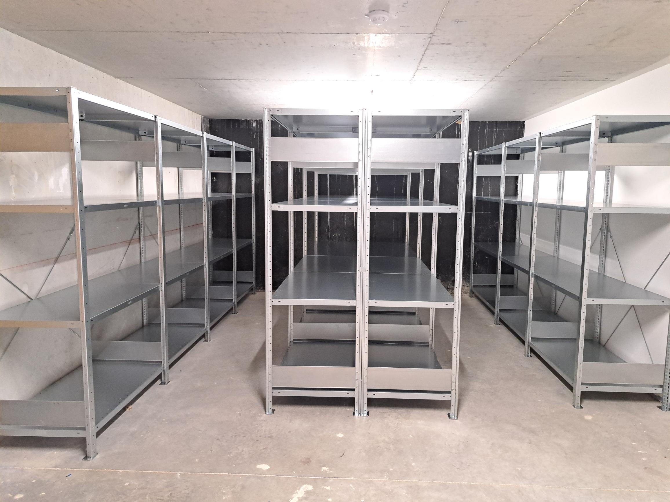 Rayonnage à tablettes